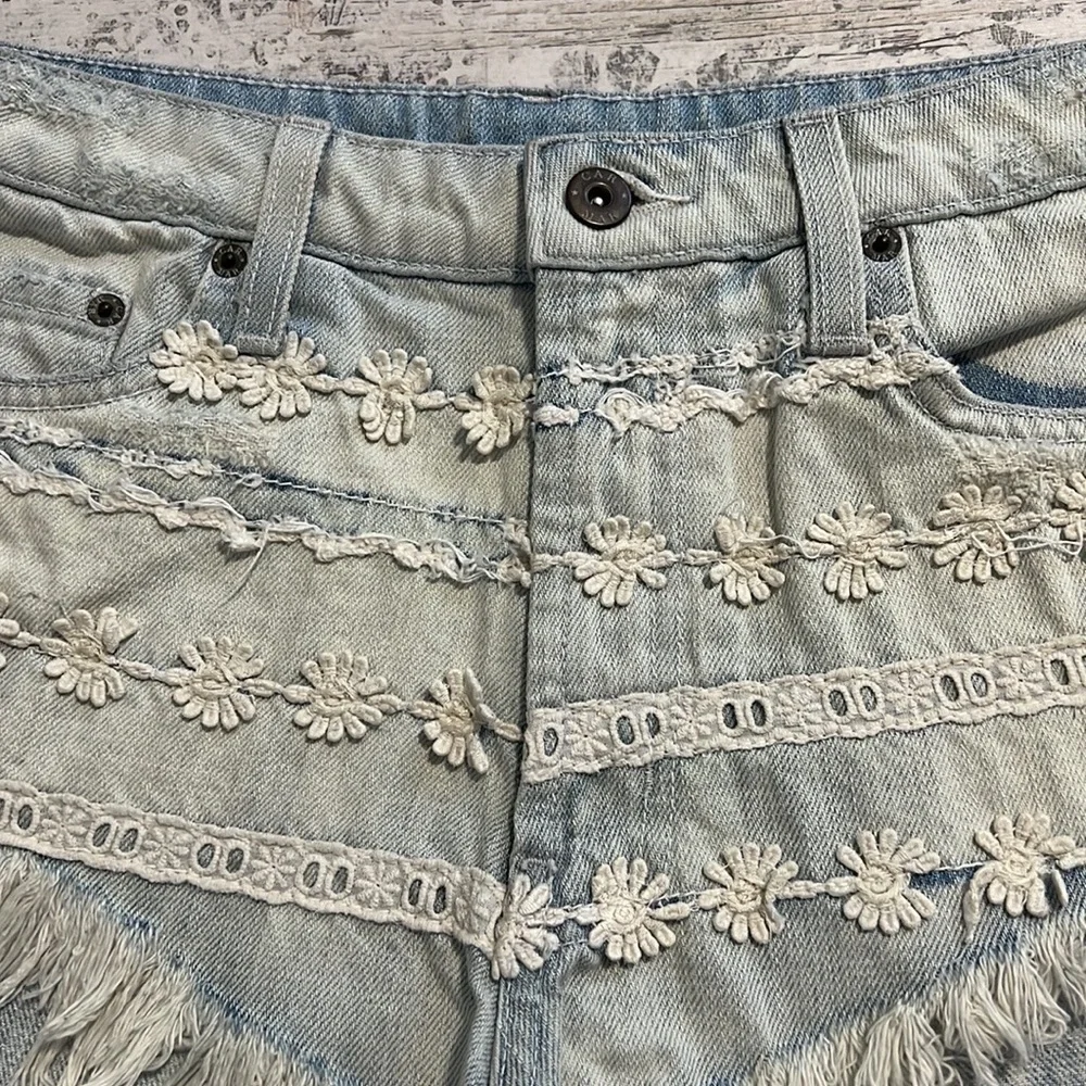Carmar Bleached Lace Destressed Jean Shorts sz 28